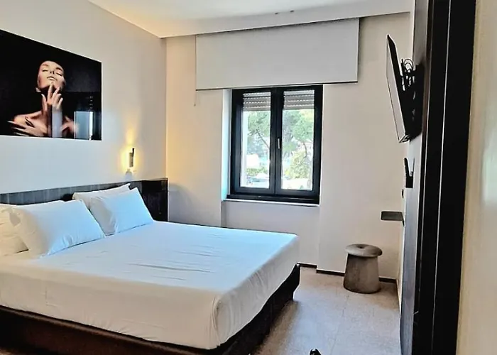 Hotel Western Revolution
