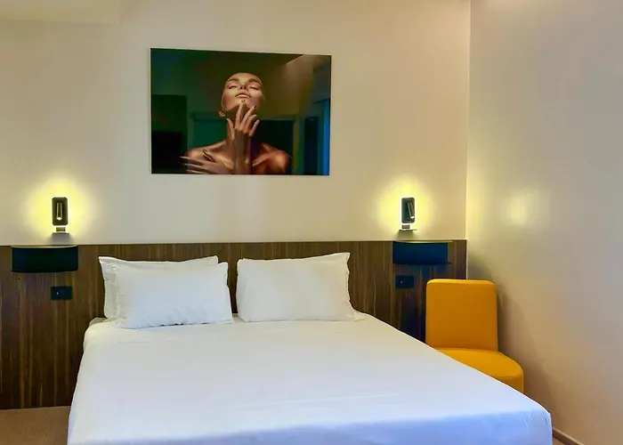 Western Revolution Hotel