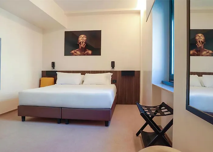 Western Revolution Hotel 3*