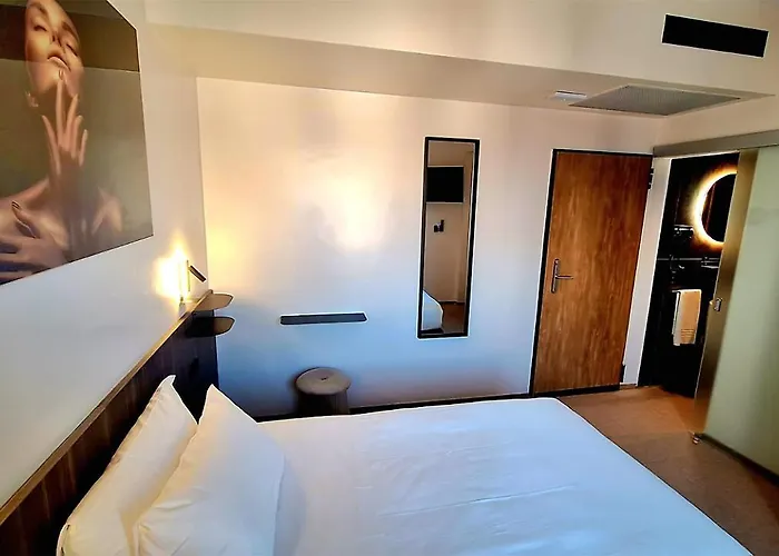 Hotel Western Revolution